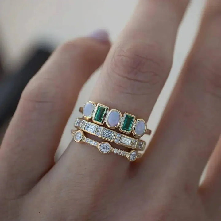 Elegant sølvring med hvid og grøn opal