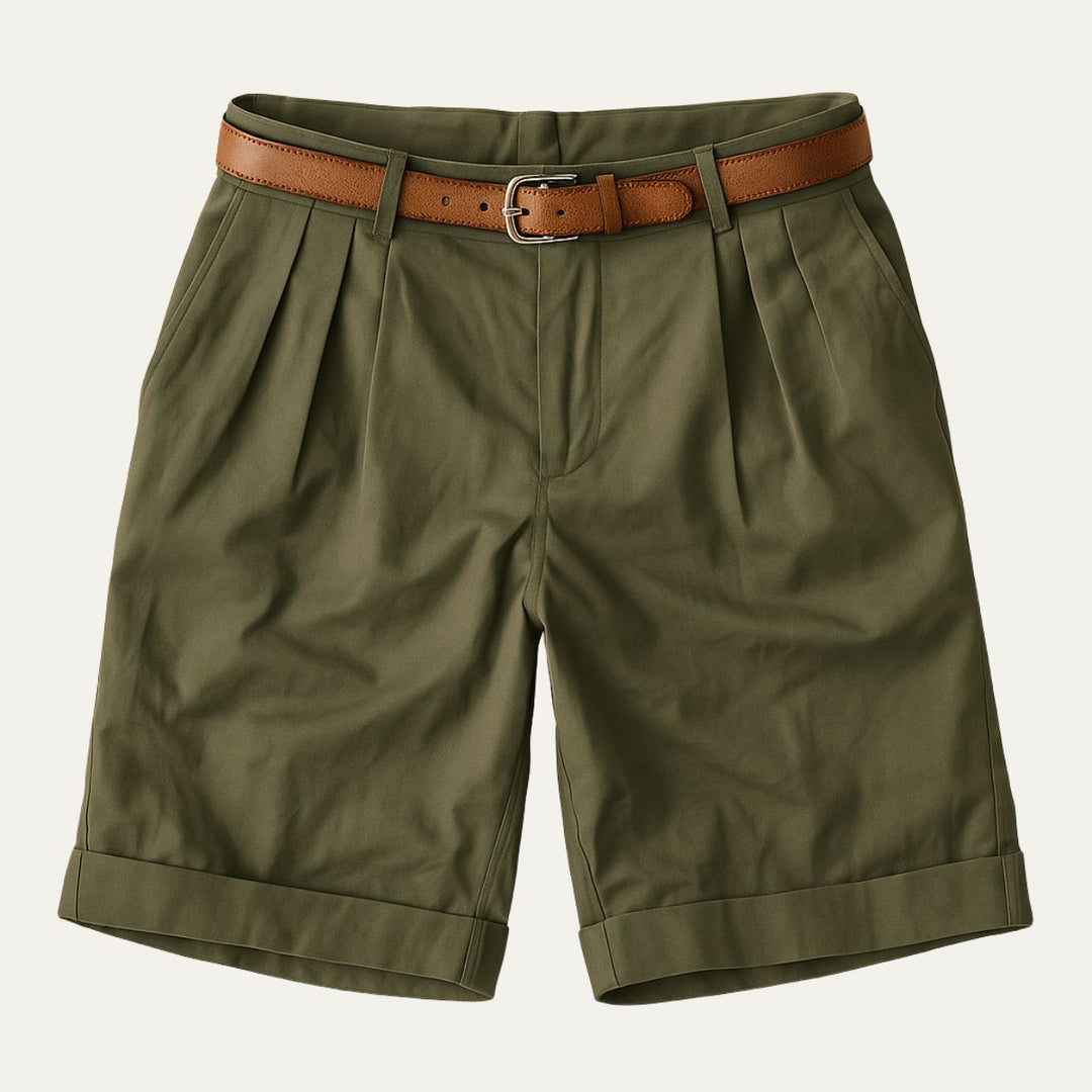 Klassiske chinoshorts til mænd med dobbelte læg og oprullet kant.