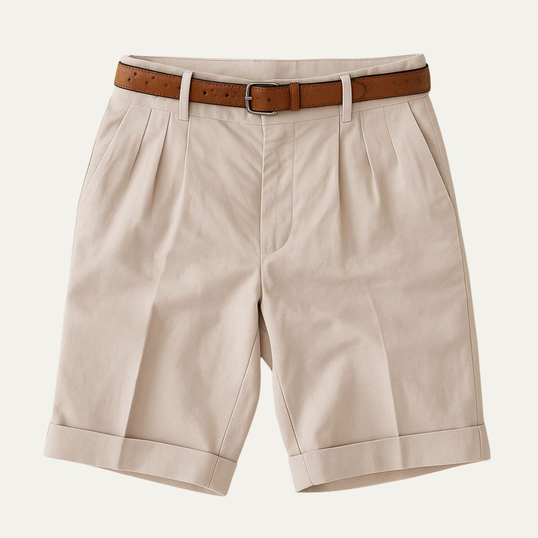 Klassiske chinoshorts til mænd med dobbelte læg og oprullet kant.