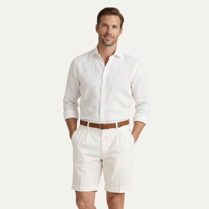 Klassiske chinoshorts til mænd med dobbelte læg og oprullet kant.