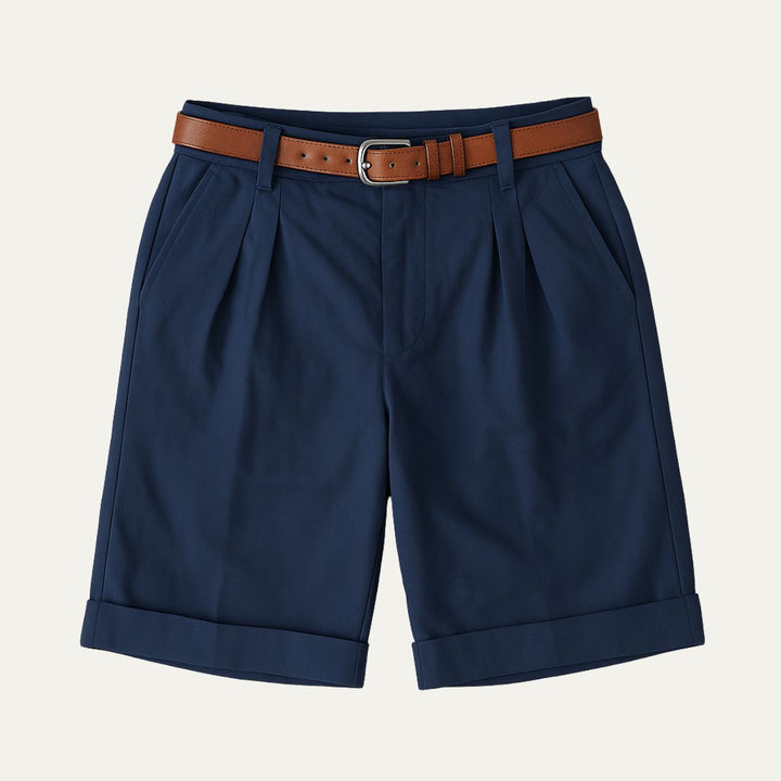 Klassiske chinoshorts til mænd med dobbelte læg og oprullet kant.