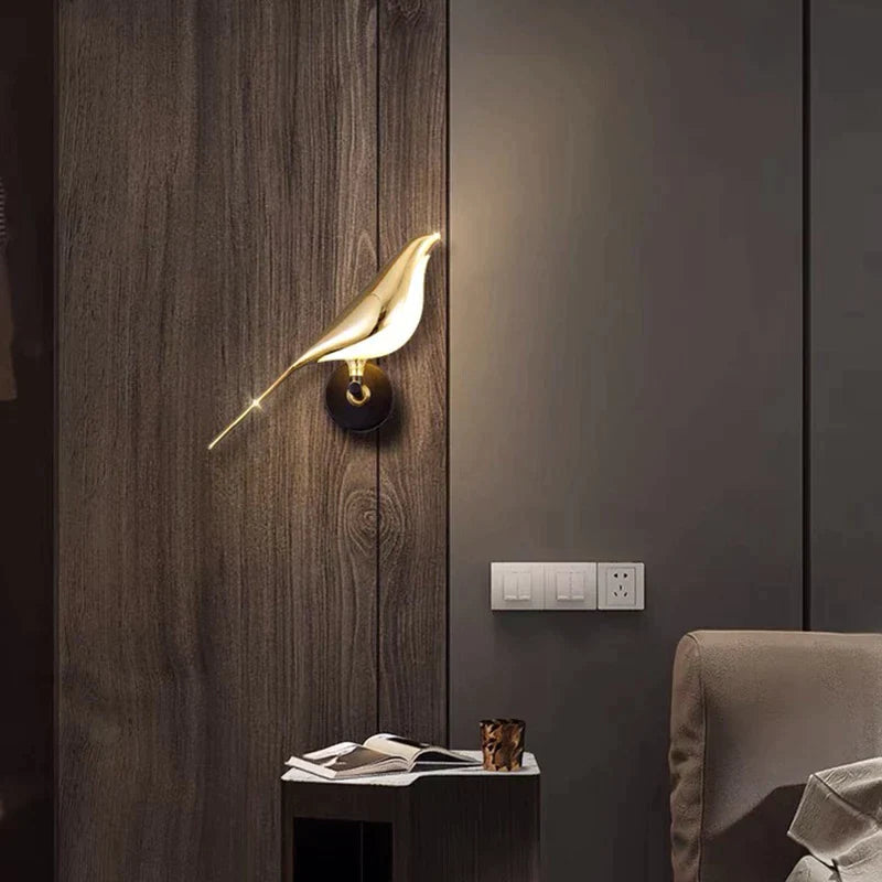 GoldenGlow vægarmatur med vinger | Elegant fugletema-væglampe med justerbar belysning
