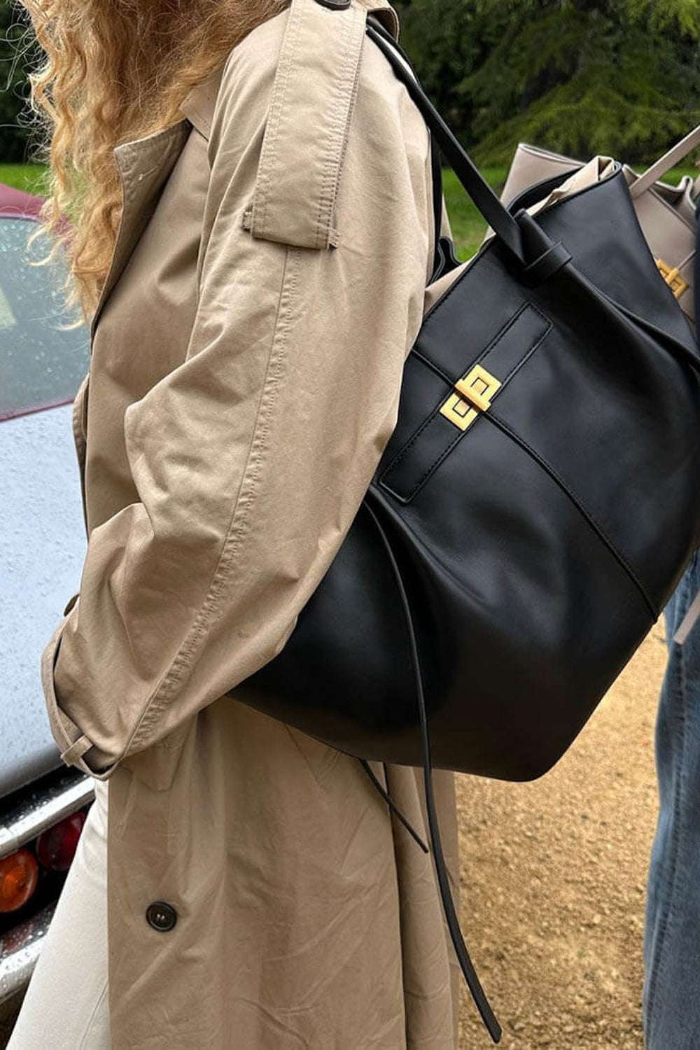 Totebag i læder til hverdagsbrug med lukning foran