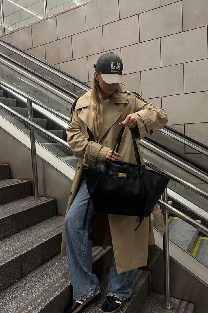 Totebag i læder til hverdagsbrug med lukning foran