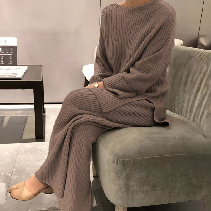 Striksæt med sweater og bukser