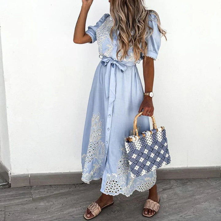 Broderet blå kjole til kvinder med elegante detaljer