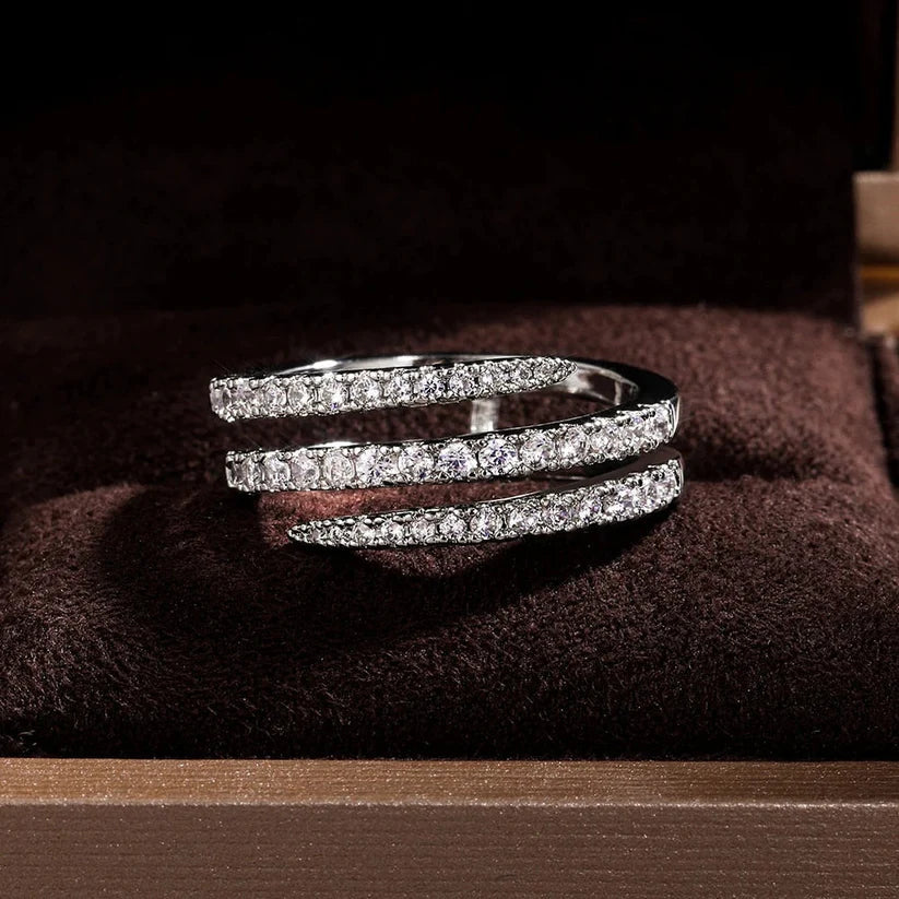 Elegant ring i hvidguld med raffineret design