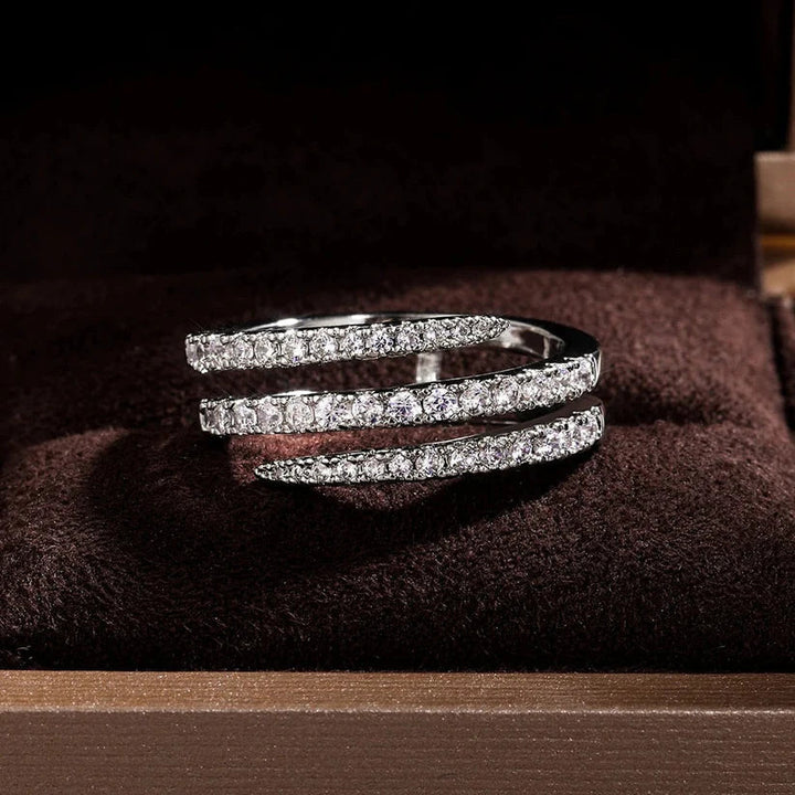 Elegant ring i hvidguld med raffineret design