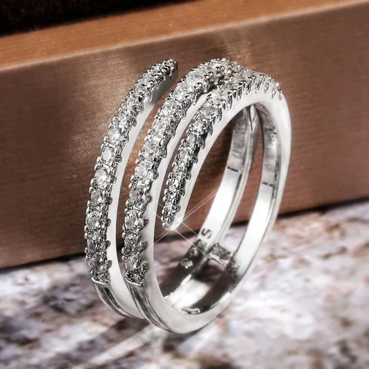 Elegant ring i hvidguld med raffineret design