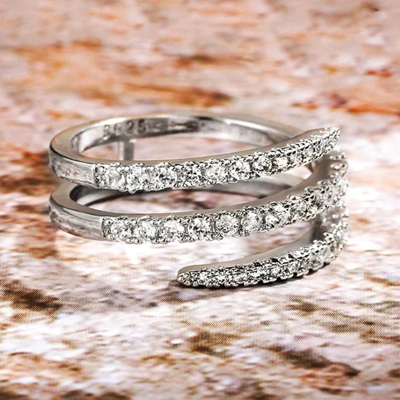 Elegant ring i hvidguld med raffineret design