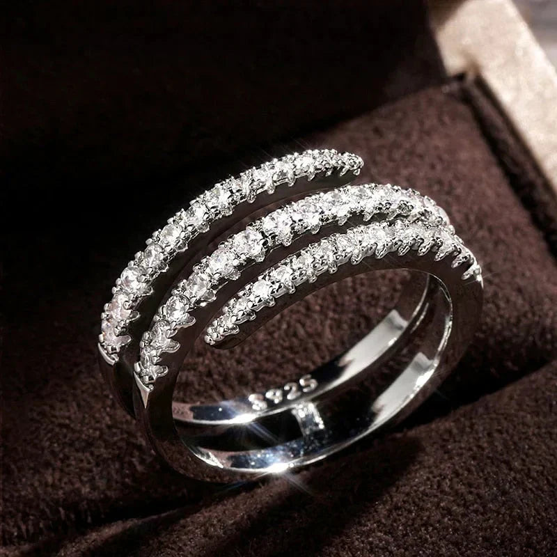 Elegant ring i hvidguld med raffineret design