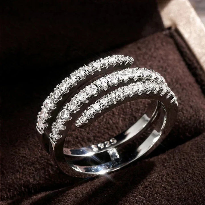 Elegant ring i hvidguld med raffineret design