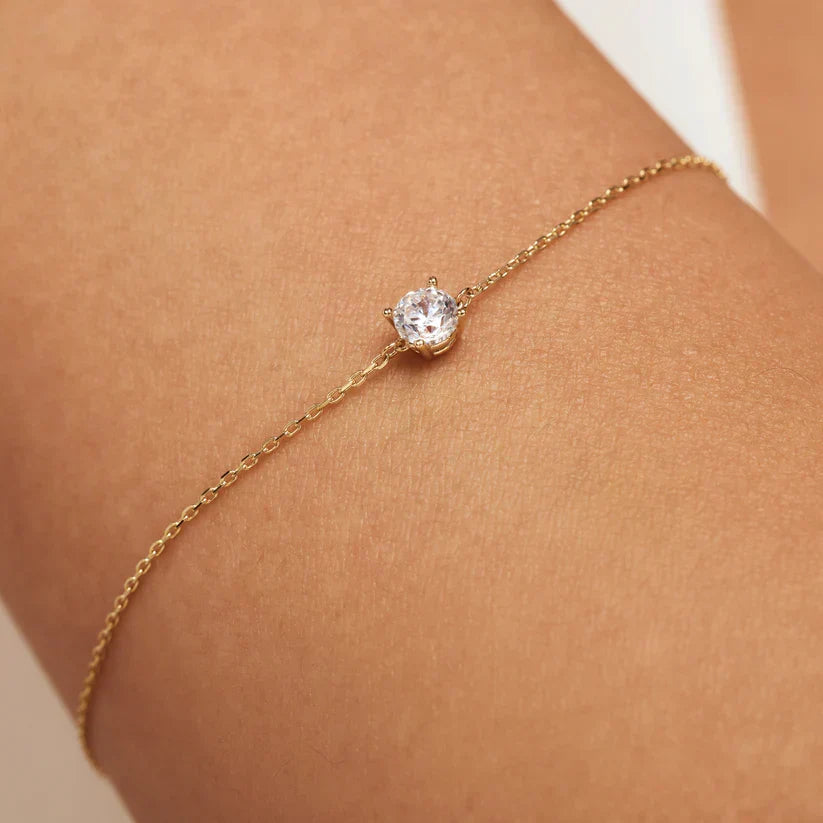 Elegant armbånd i hvidguld med raffinerede detaljer