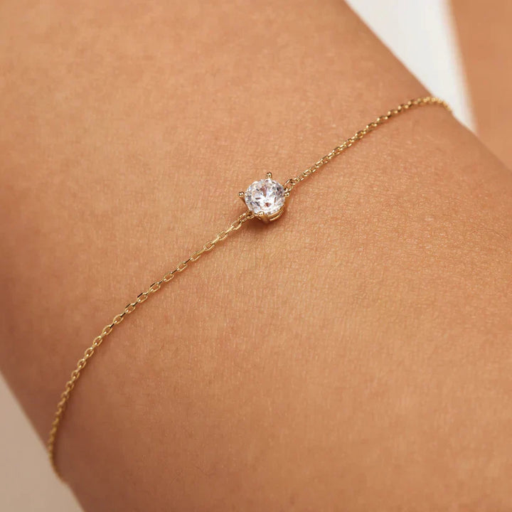 Elegant armbånd i hvidguld med raffinerede detaljer