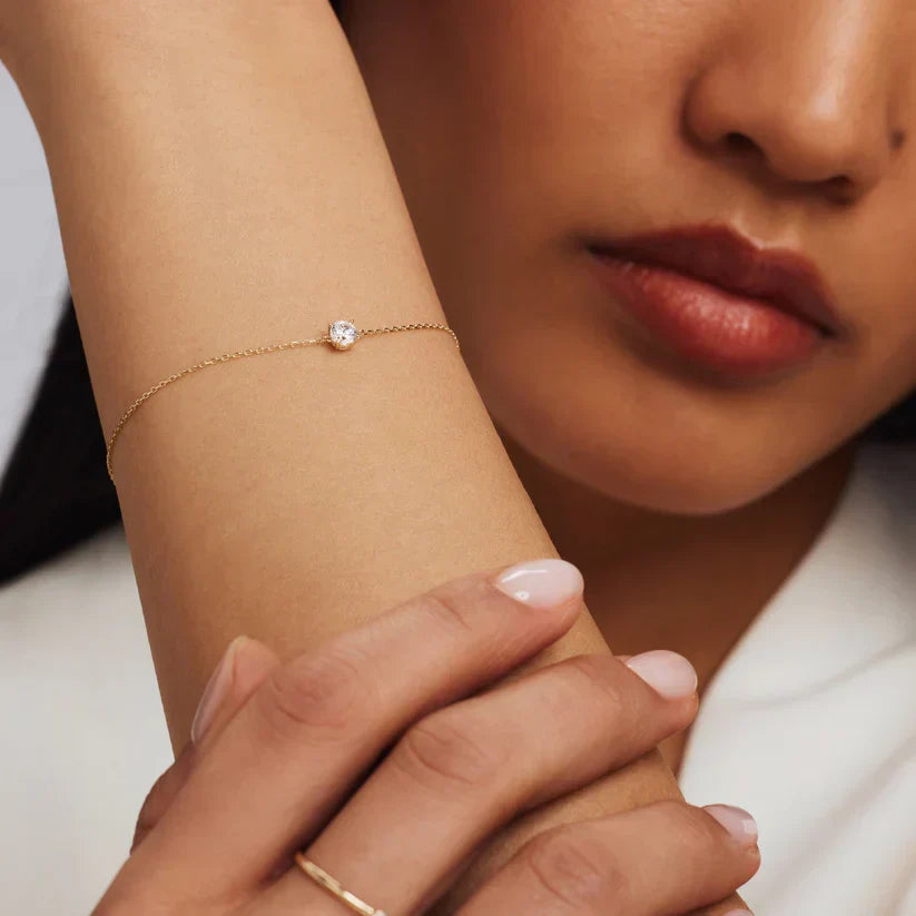 Elegant armbånd i hvidguld med raffinerede detaljer