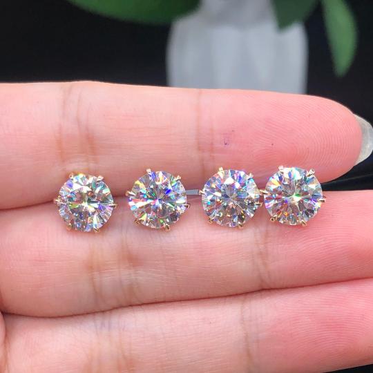 Elegante øreringe i hvidguld med diskret glans