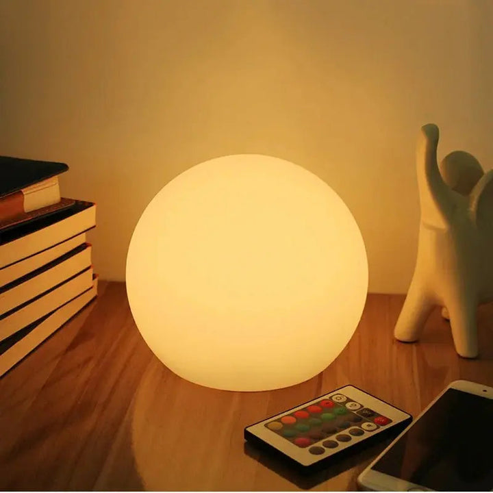 Genopladelig LED-kuglelampe med 16 farver og fjernbetjening