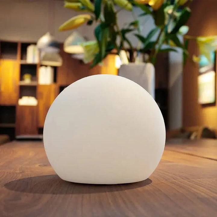 Genopladelig LED-kuglelampe med 16 farver og fjernbetjening