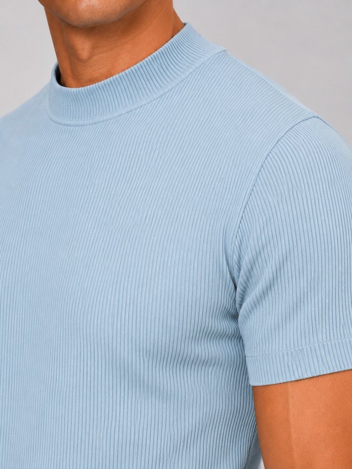 Ribstrikket herre-T-shirt med stået krave – figurnær stretch-top med korte ærmer