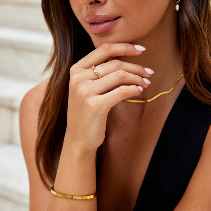 Raffineret guldring med krystalaccent