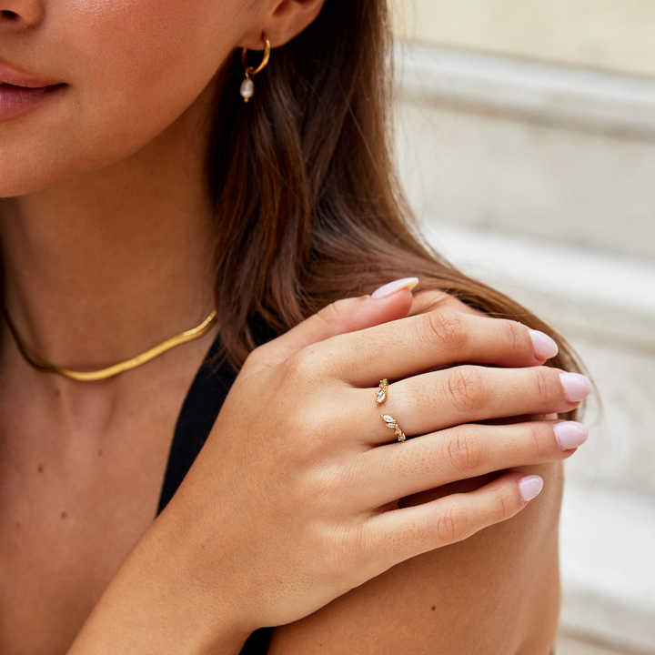 Raffineret guldring med krystalaccent