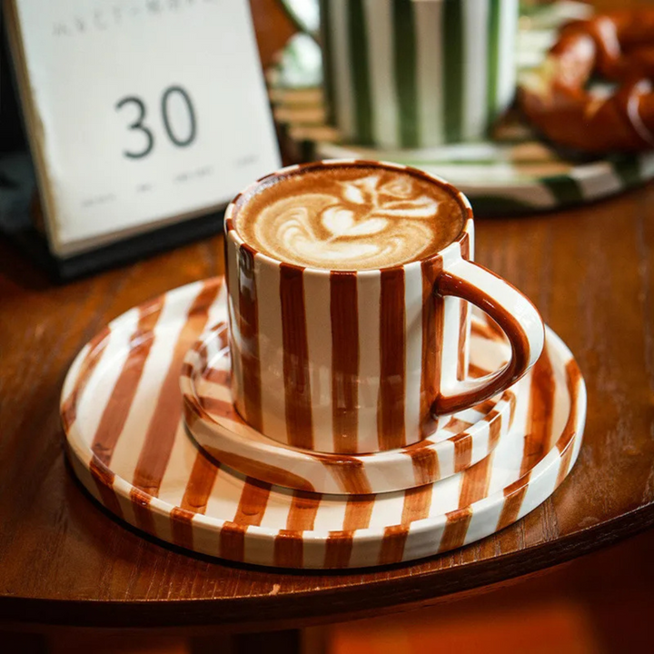RetroChic keramisk kaffesæt | Håndmalet kop og underkop til sofistikerede drikkestunder