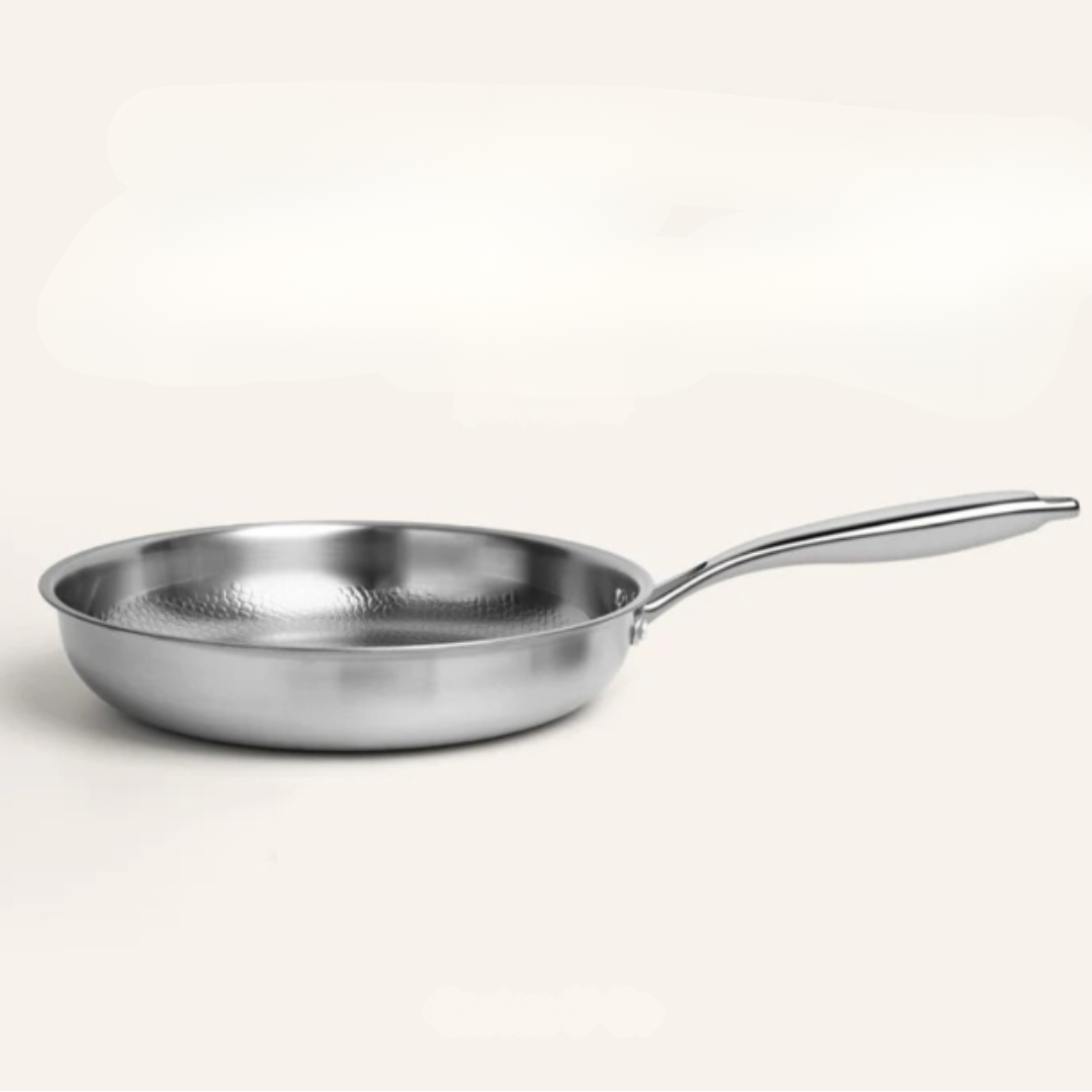 Induktionskogegrej i titanium med hamret overflade – holdbar, metallisk sølvfarvet pande