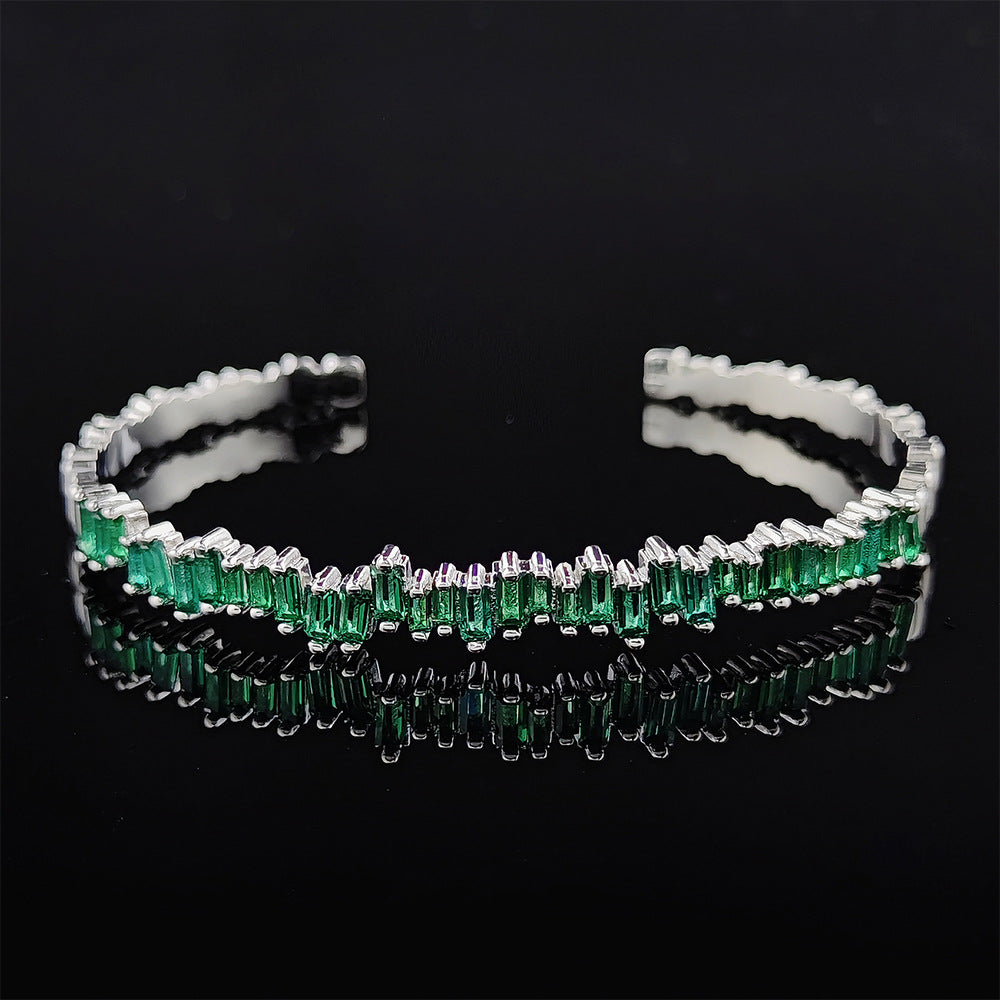 Elegant armbånd i hvidguld med raffinerede detaljer