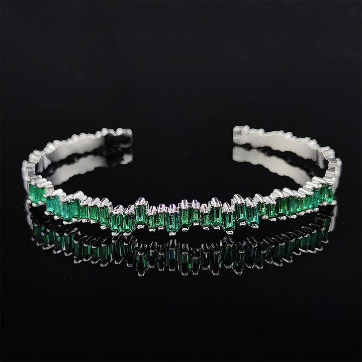 Elegant armbånd i hvidguld med raffinerede detaljer