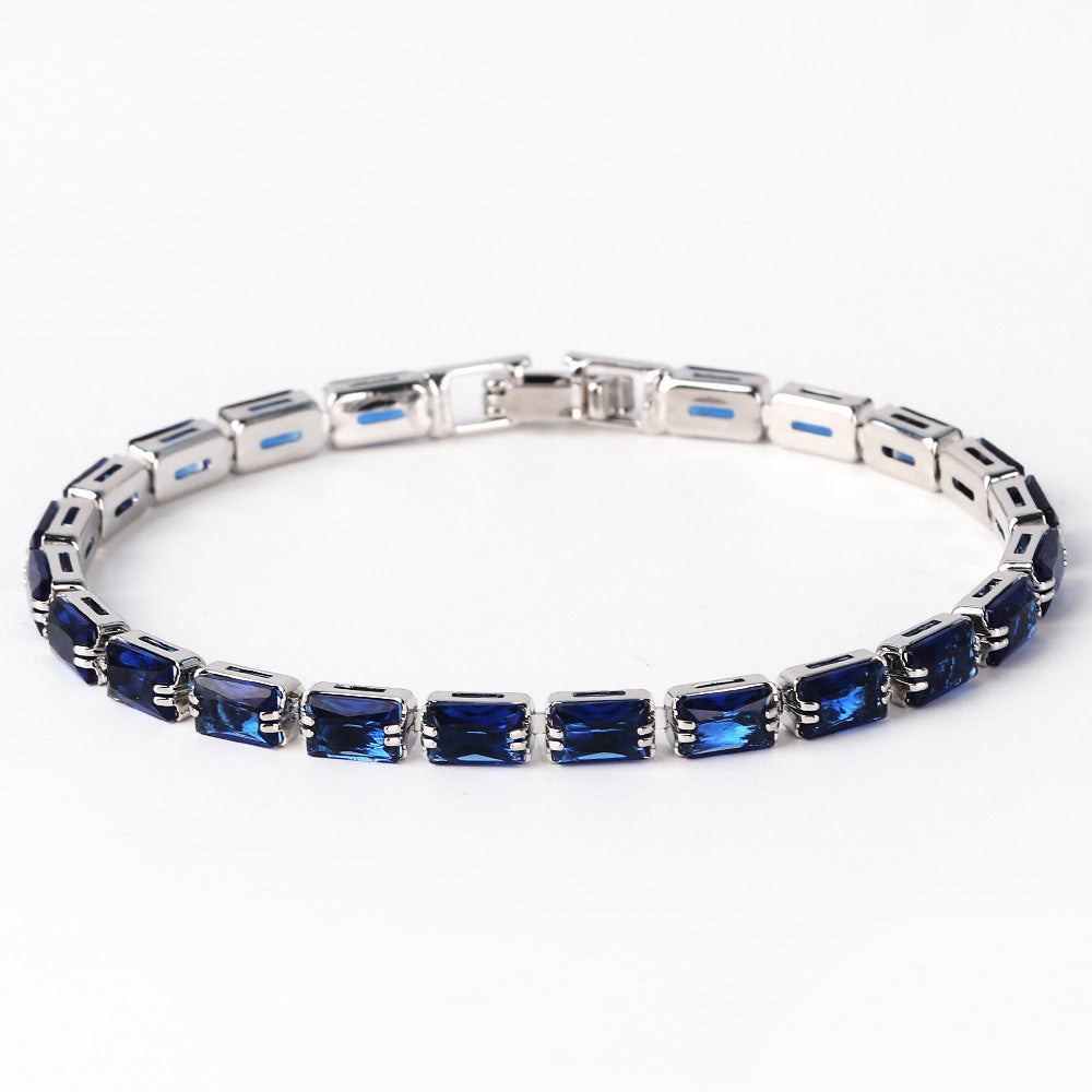 Elegant armbånd i hvidguld med raffinerede detaljer