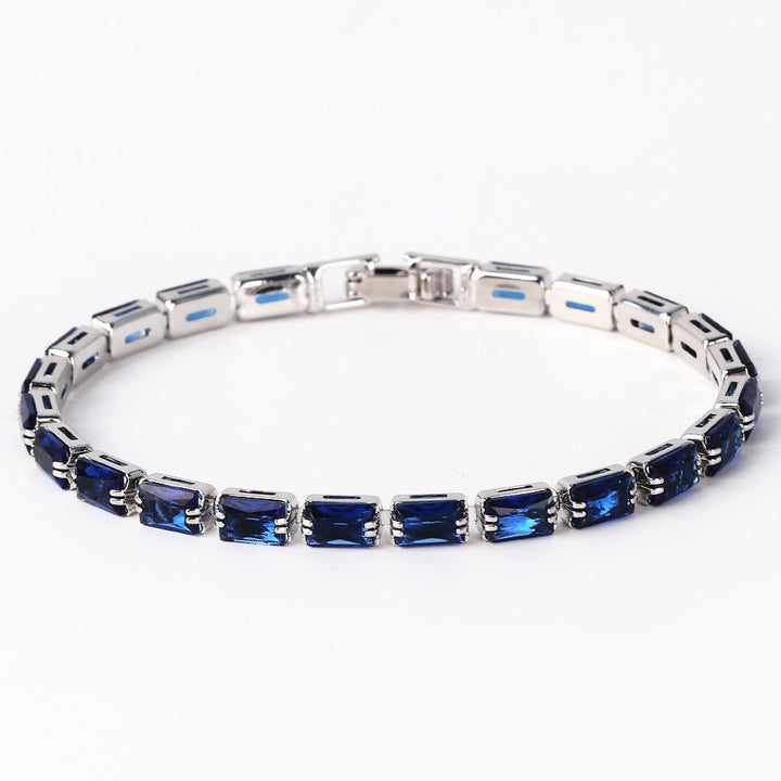 Elegant armbånd i hvidguld med raffinerede detaljer