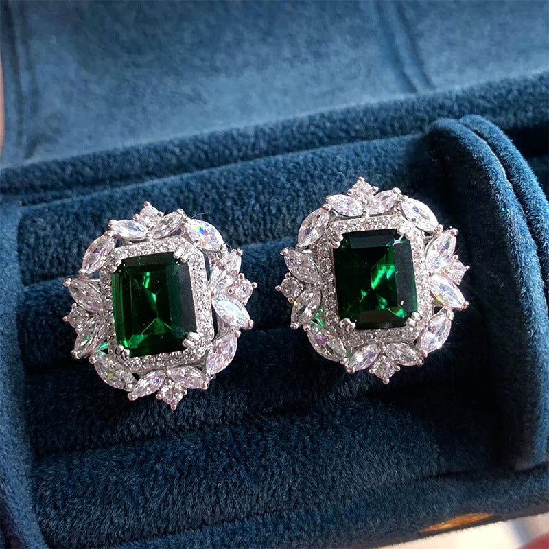Elegante øreringe i hvidguld med diskret zirkonia