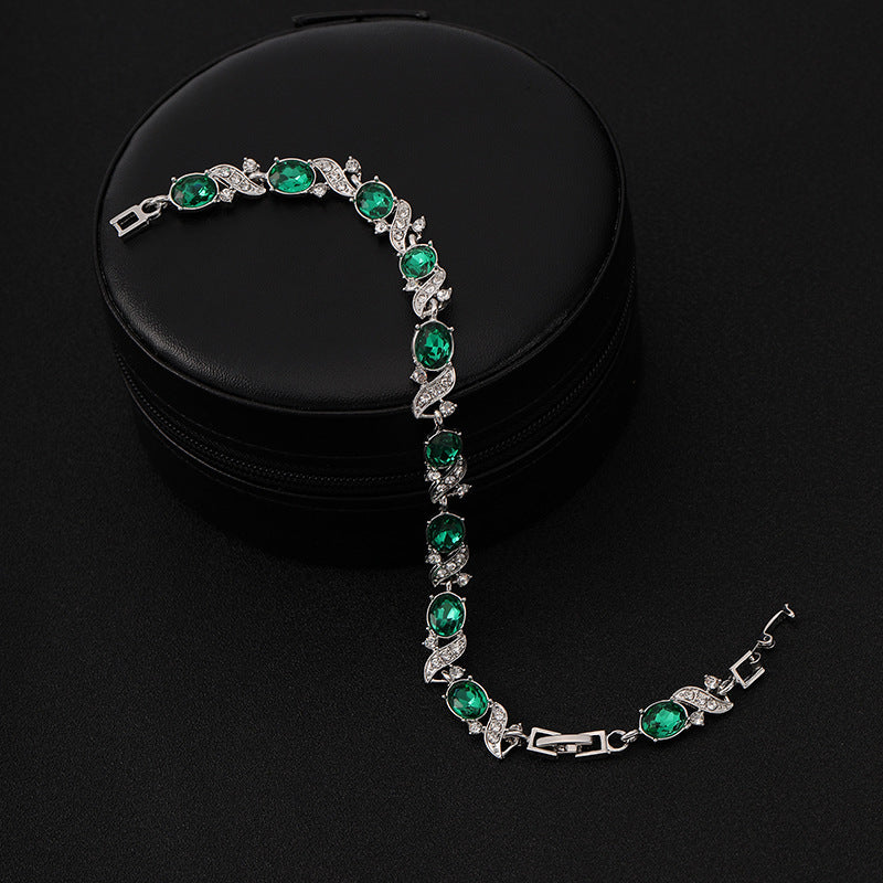 Elegant armbånd i hvidguld med raffinerede detaljer