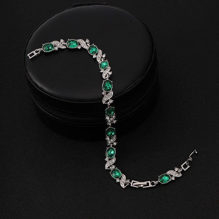 Elegant armbånd i hvidguld med raffinerede detaljer