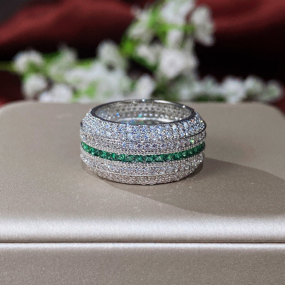 Elegant ring i hvidguld med raffineret design