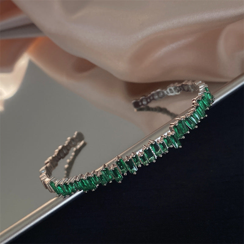 Elegant armbånd i hvidguld med raffinerede detaljer