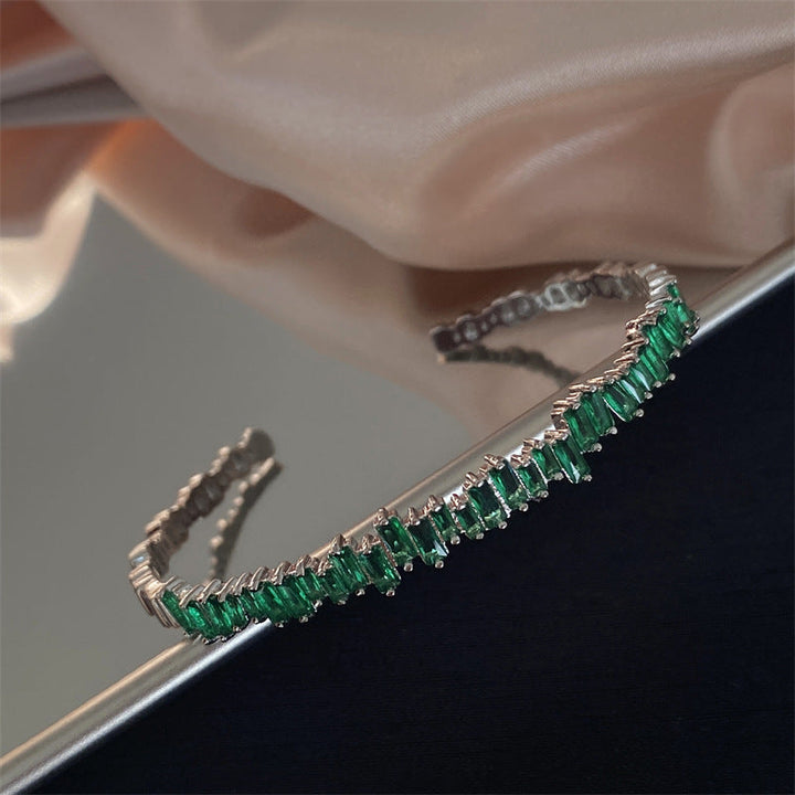 Elegant armbånd i hvidguld med raffinerede detaljer