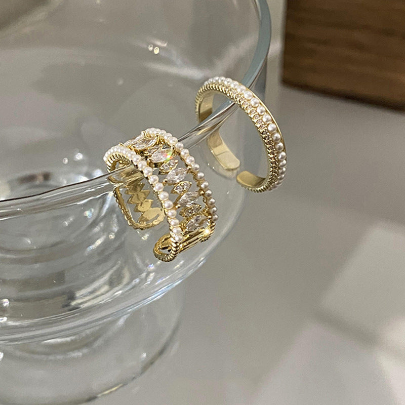 Elegant guldringsæt med raffinerede detaljer