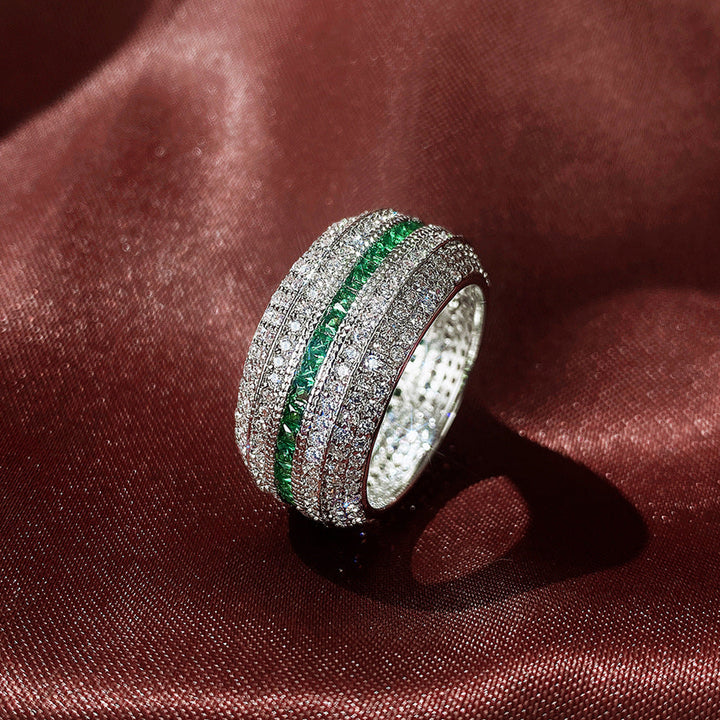 Elegant ring i hvidguld med raffineret design