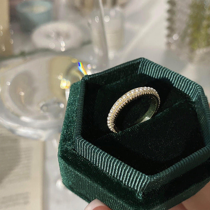Elegant guldringsæt med raffinerede detaljer