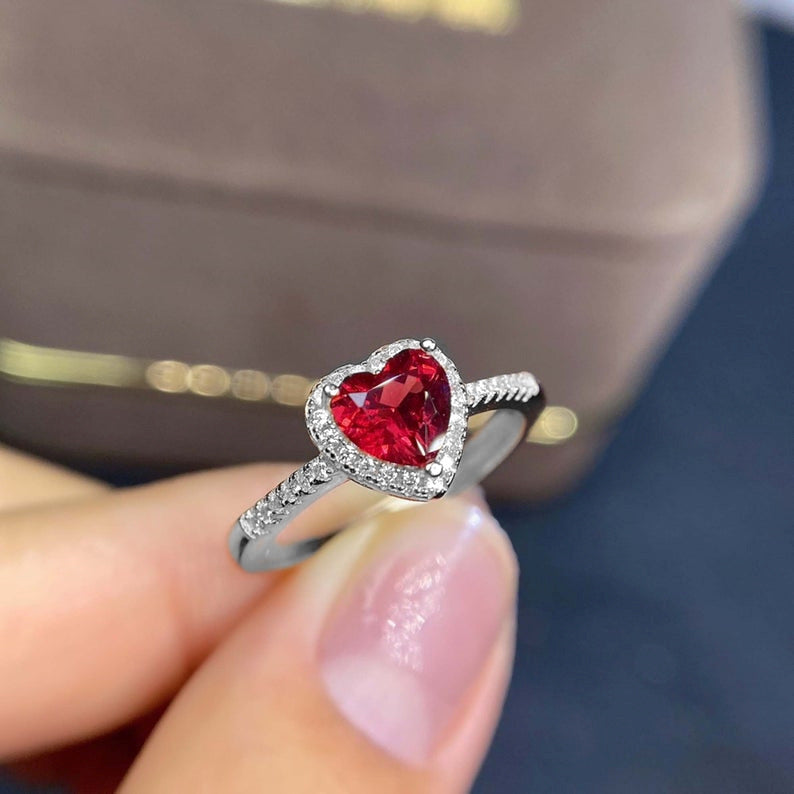 Elegant ring i hvidguld med raffinerede detaljer