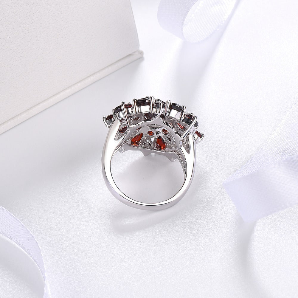 Elegant guldring med skarlagenrøde kronblade