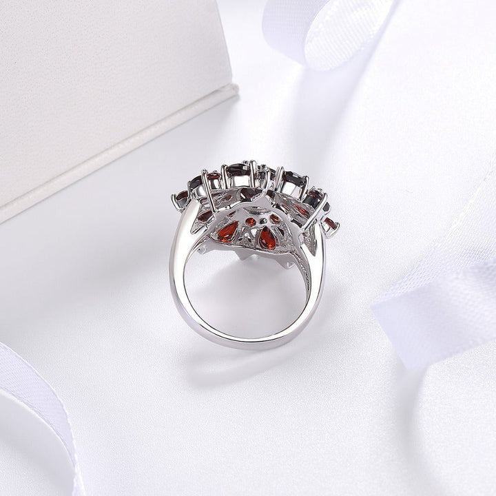 Elegant guldring med skarlagenrøde kronblade