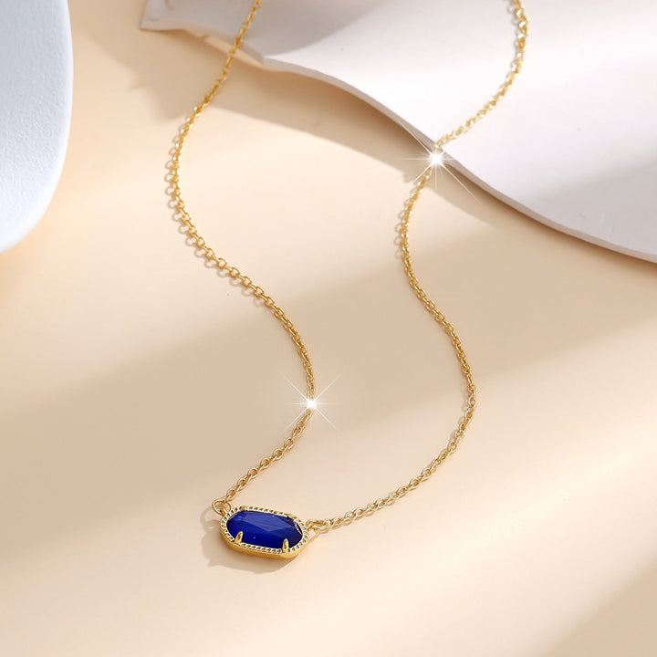 Elegant guldhalskæde med oval safir