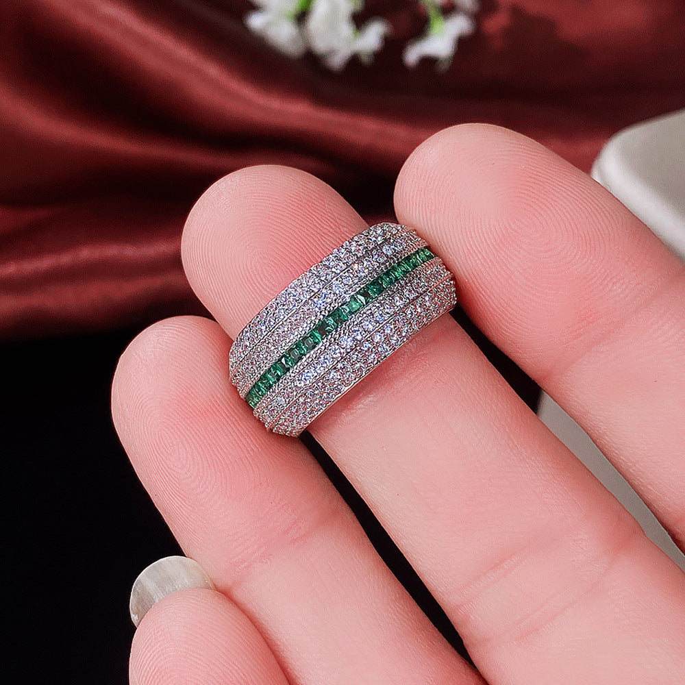 Elegant ring i hvidguld med raffineret design