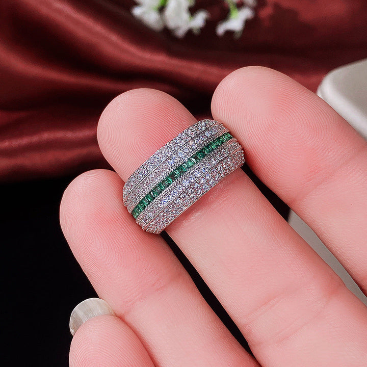 Elegant ring i hvidguld med raffineret design
