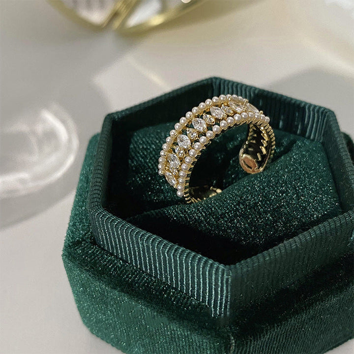 Elegant guldringsæt med raffinerede detaljer