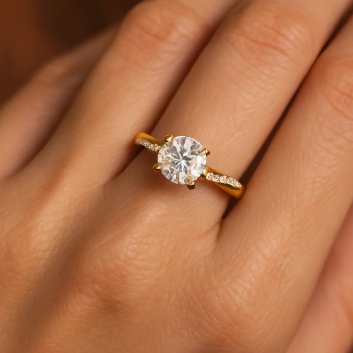 Elegant ring med krystaller i guld og sølv