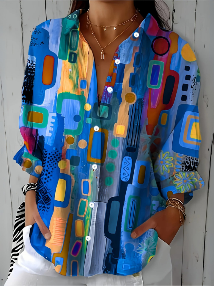 Dame-bluse med kunstnerisk mønstrede knapper og løs pasform