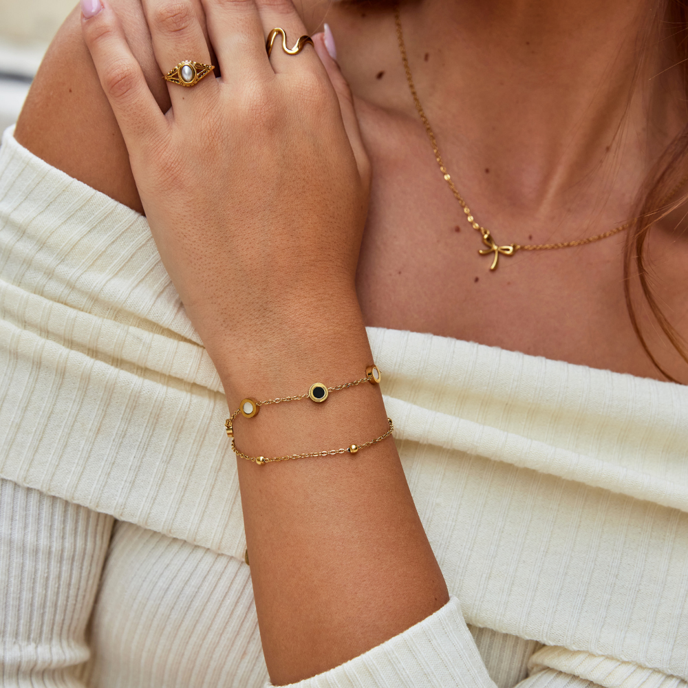 Elegant armbånd med onyx og hvide sten